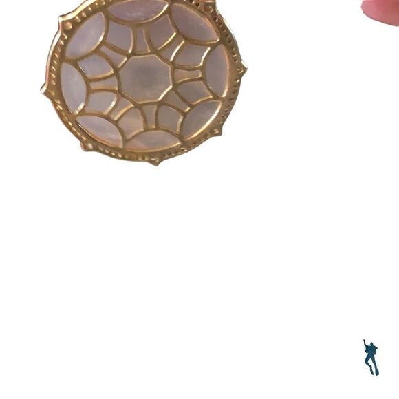 💥💥Imperfect quarts💥💥 on 14c Plated medallion on 18 inch t - Picture 4 of 5